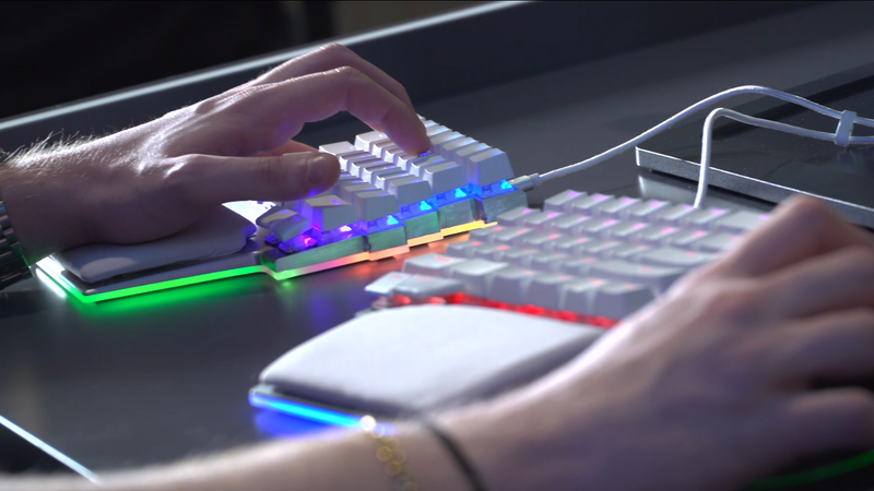 Illustration for article titled A Split Keyboard Built For Esports